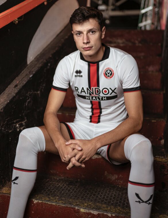 Camisa-reserva-do-Sheffield-United-2022-2023-Errea-6-585x759.jpg