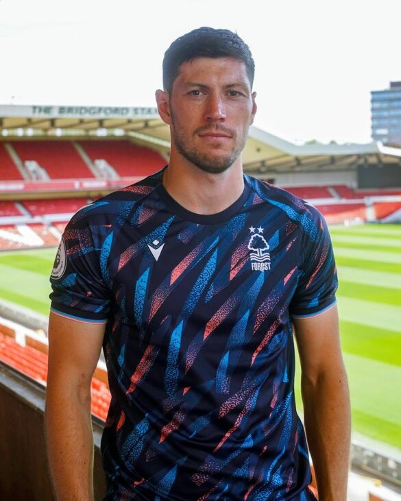 Terceira-camisa-do-Nottingham-Forest-2022-2023-e-revelada-pela-Macron-6-585x731.jpg